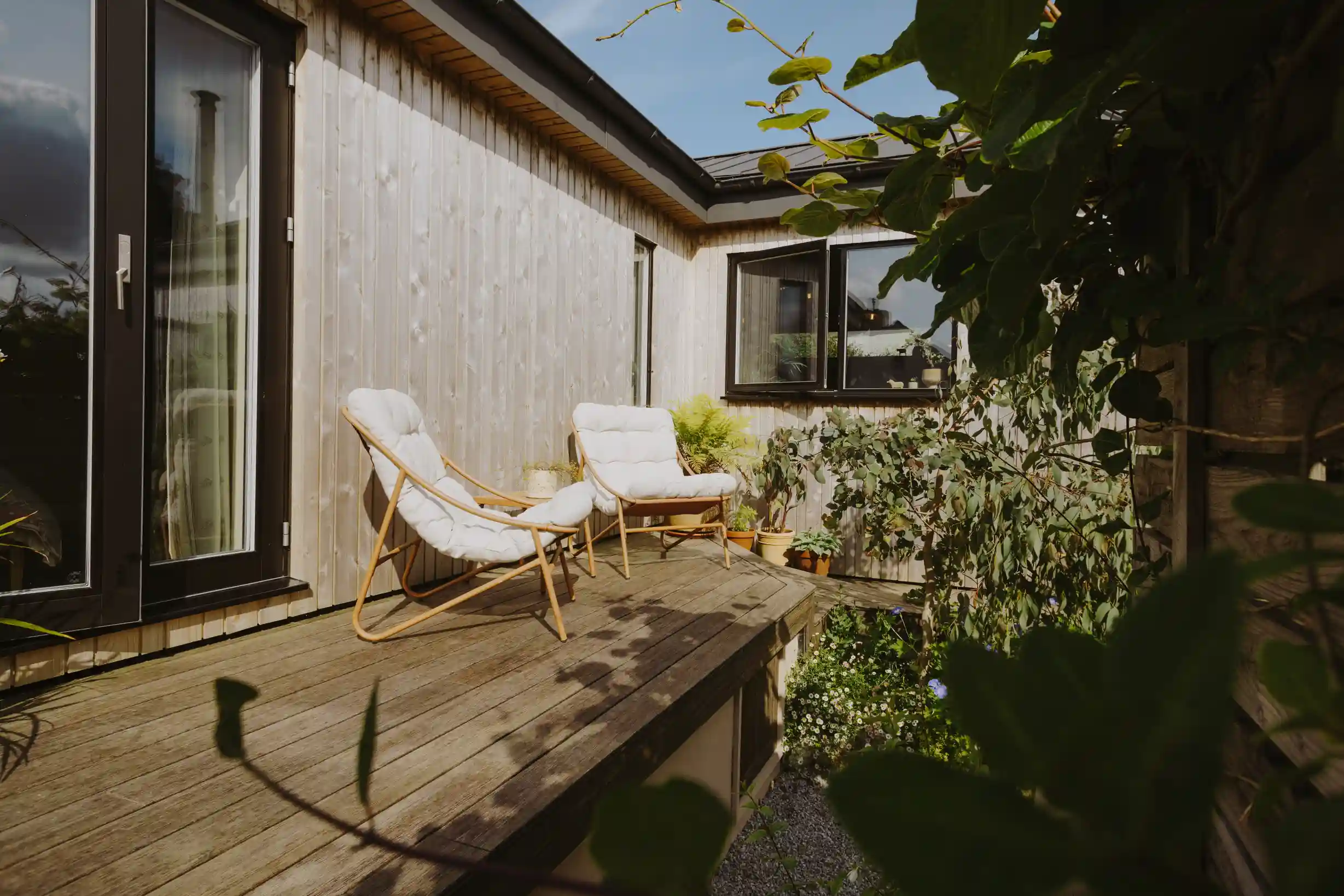 Primrose Cottage timber-clad deck with loungers in Cornwall, Ren Contractors building renovation and electrical services.